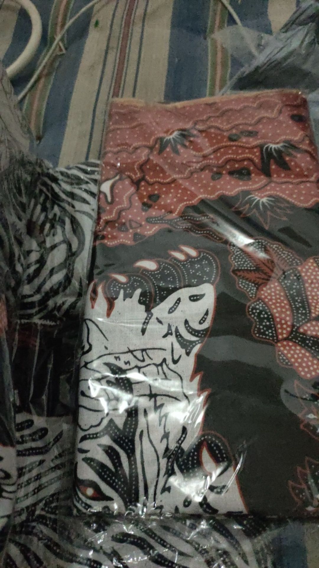 Batik Solo Modern Set Sarung Dan Kemeja Macan Putih
