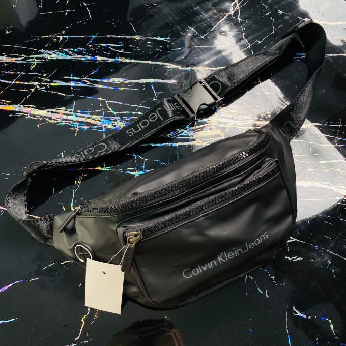 Calvin Klein Waistbag - Hitam