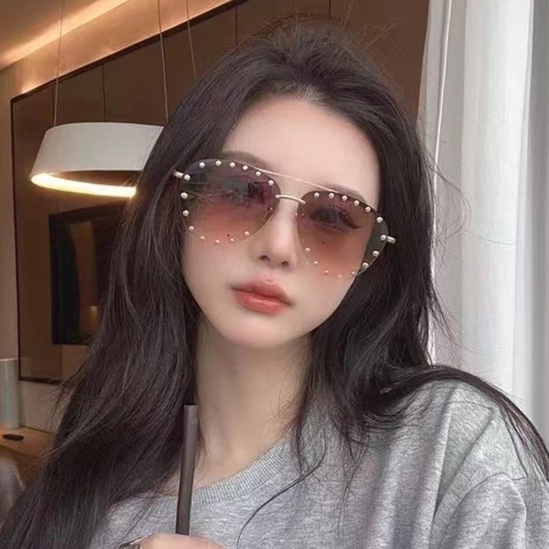 Kacamata Hitam Oversized Bingkai Logam Aksen Rivet Gaya Barat Retro Untuk Wanita