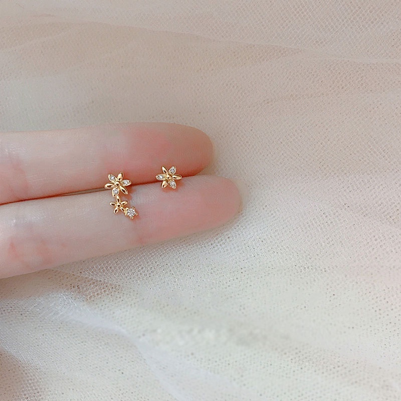 Anting Tusuk Sterling Silver 925 Desain Bunga Asimetris Hias Berlian Imitasi Untuk Wanita