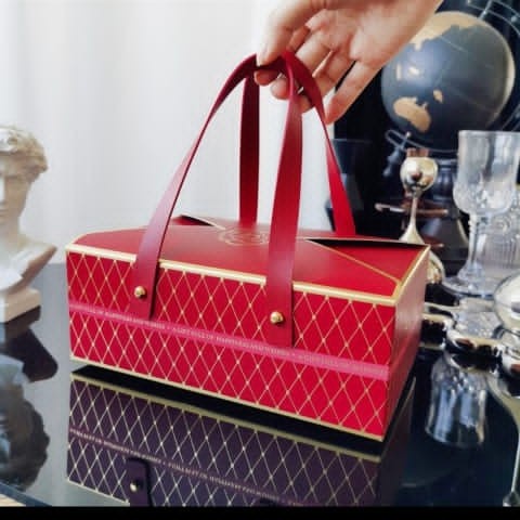 

DY PACK KOTAK TENTENG EXCLUSIVE MOTIF HAPPINES MERAH BOX MEWAH UNIK BK-68