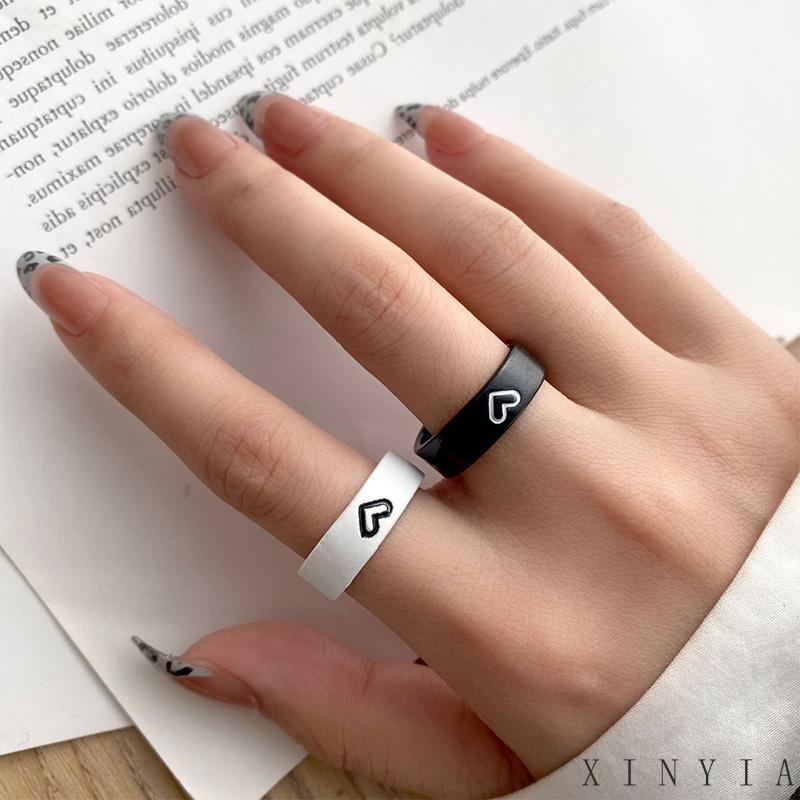 【Bayar di tempat】2pcs / Set Cincin Desain Hati Warna Hitam Dan Putih Gaya Korea Untuk Wanita