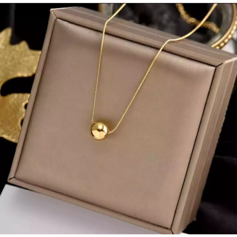 Kalung Titanium Gold Bulat Liontin Bola Pasir 45 CM Wanita Anti Karat Selamannya