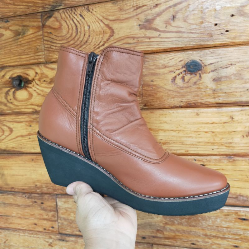 Sepatu Boots Wedges Kulit Wanita