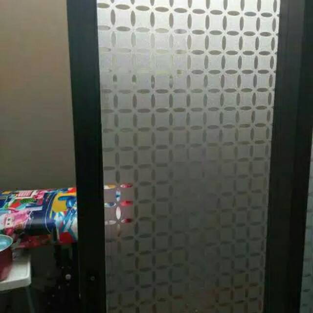 Stiker kaca motif kotak kotak putus