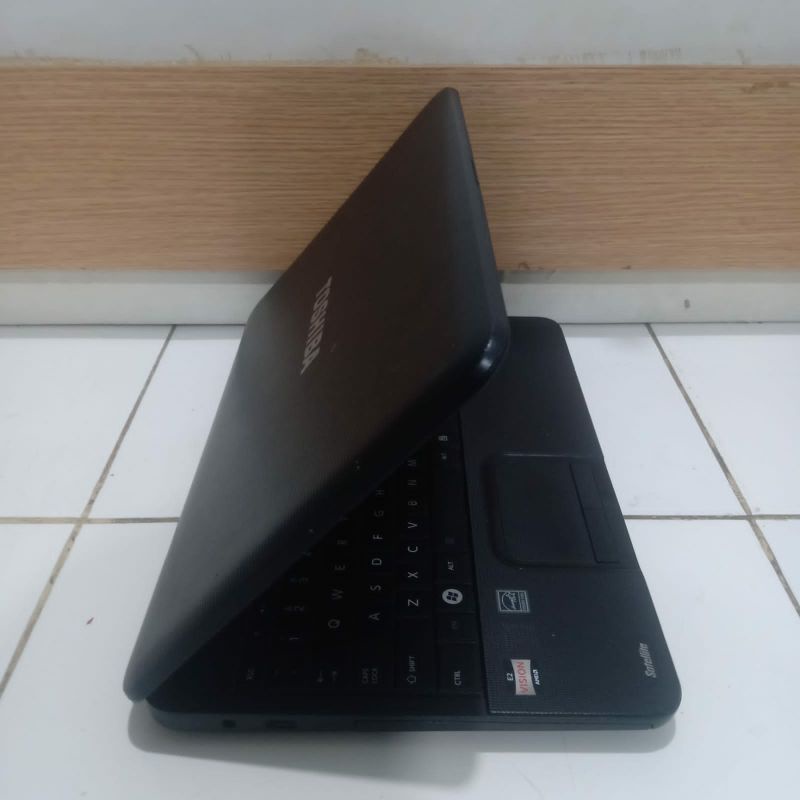 Laptop Toshiba Satelite C850D Amd E2 Vga Amd Radeon HD7310 Ram 4GB/320GB Layar 15in