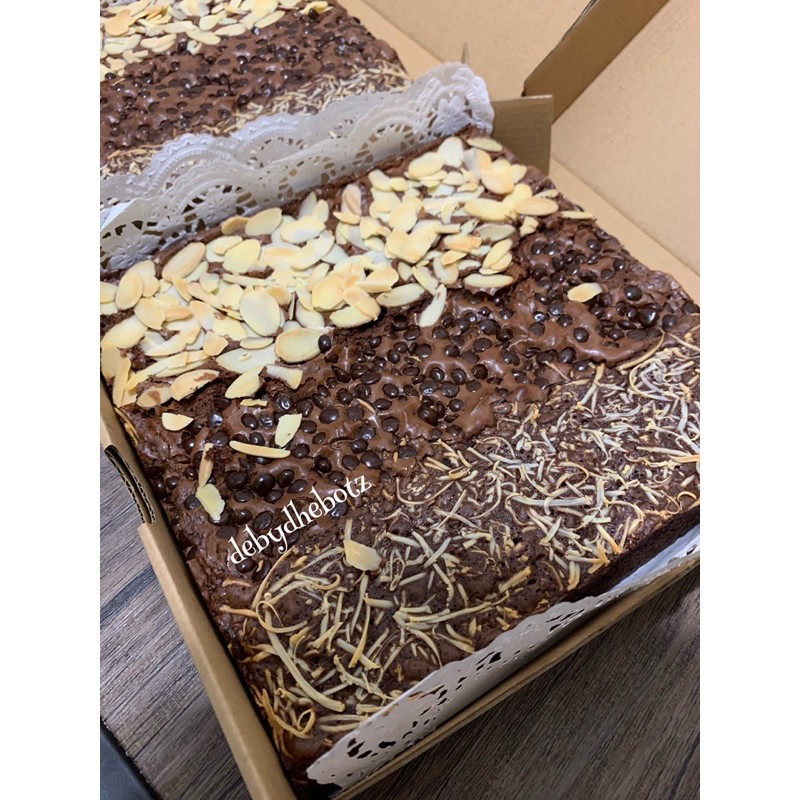 

Chewy Brownies - Toping Mix Almond ChocoChips Keju