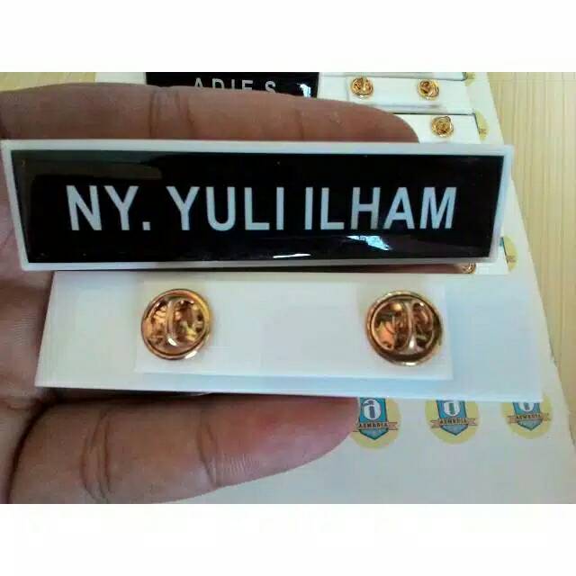 

Name tag/ nama dada ,ukuran 2 x 8cm, dasar hitam huruf putih dan mengkilap,1kg/30 pc,po 4-5 hari.