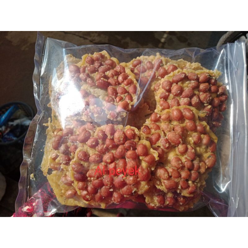 

Peyek Kacang Gurih Renyah 1pack Kacangnya TIDAK JAGA JARAK