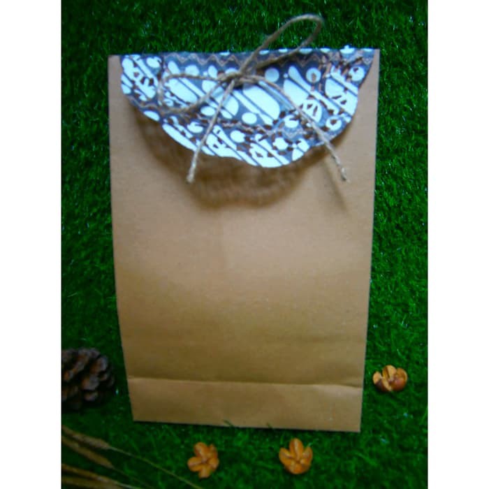 

READY STOCK 1 SET KANTONG KERTAS PAPERBAG + DOYLES BATIK #02,UK 21,5 X 14 X 6 CM