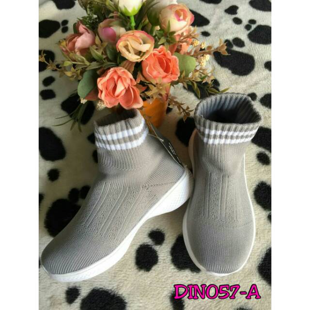 Sepatu anak merk Nevada brand Matahari