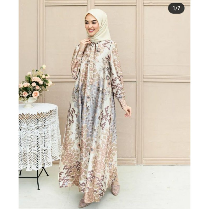 AVA DRESS WEARING KLAMBY