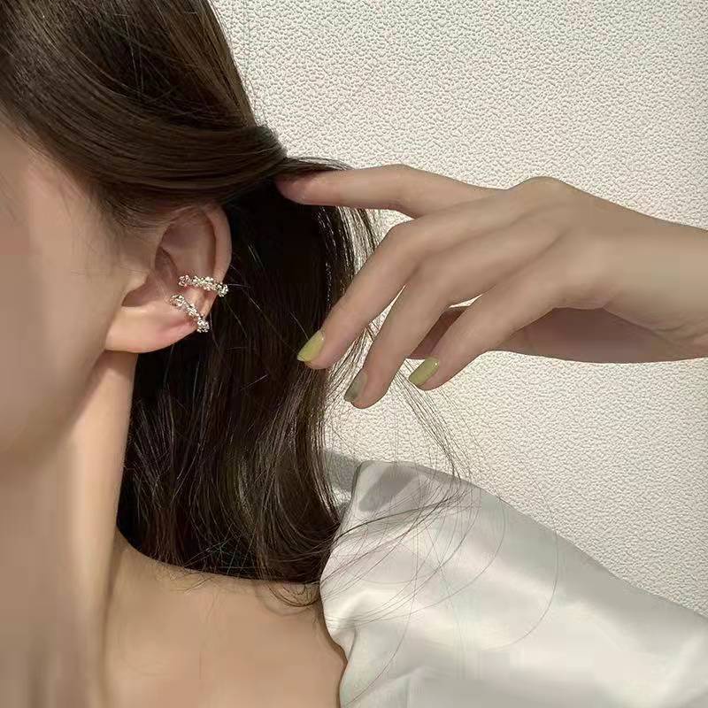 We Flower Anting Klip Bentuk Roda Gigi Kecil 14K Gold Untuk Wanita