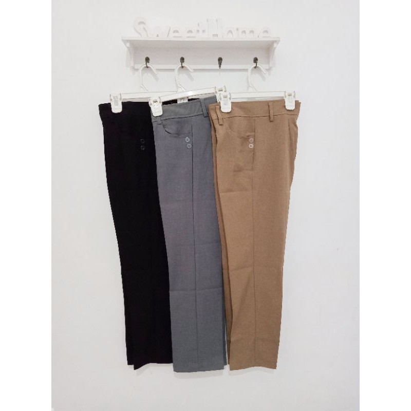 CelanaKerjaWanitaDemost