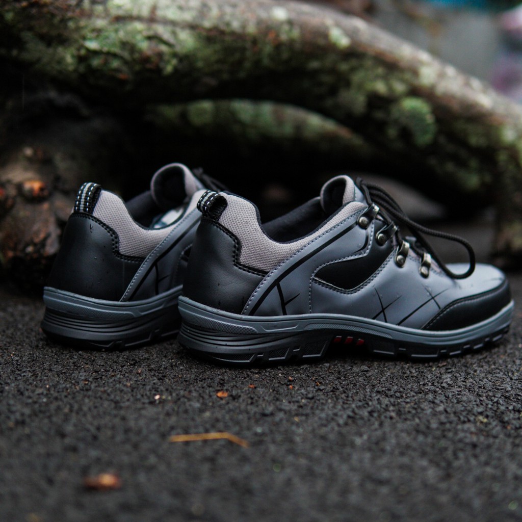 Sepatu Gunung Haiking Pria Black Force Abu Low Boots Safety Ujung Besi Outdoor Tracking Kerja Shoes