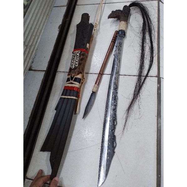 Agusmasyitah Mandau asli kalimantan Senjata Tradisioanal Pusaka Suku Adat Dayak Kalimantan Asli Jumb