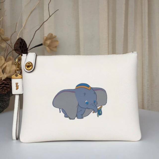 tas COACH Clutch Model Amplop Motif Print Gajah Bahan Kulit sintetis PU DISNEY DUMBO WRITLE POUCH