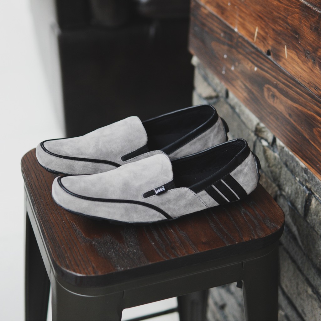 Promo Cuci Gudang !!  Sepatu Pria Murah Adidas Dembele Abu Keren Suede , Sepatu Slip On Pria