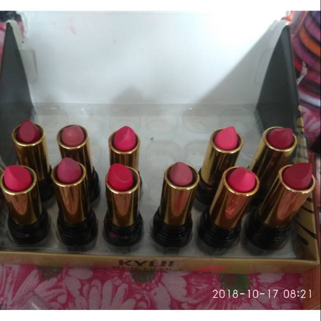 New lipstik matte kylie satuan,25ribuan.warna cerah lembut  oink..merah bata,oren,ungh.semua lembut.