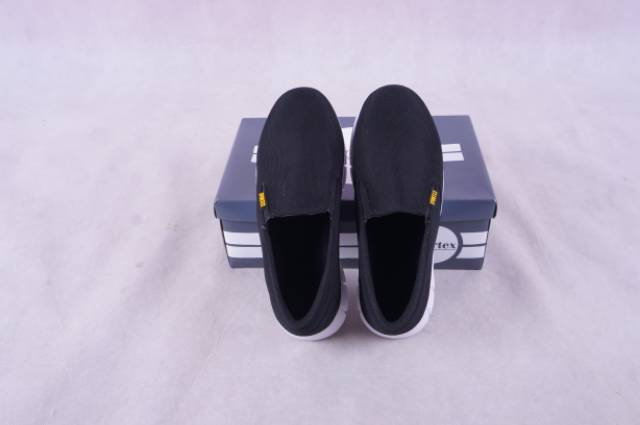 sepatu olahraga wanita type slip on warna hitam by sportex