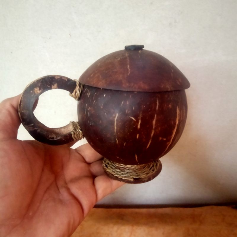 gelas/cangkir kopi/teh dari batok kelapa menggunakan tutup dan pegangan dari tempurung kelapa unik J