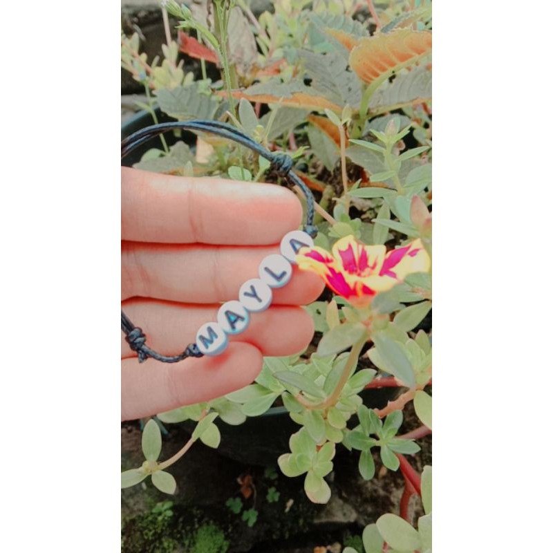 GELANG TALI INISIAL HURUF BULAT PUTIH