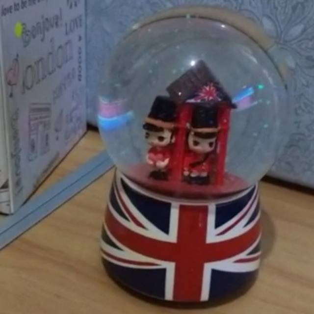 Snowball london england souvenir
