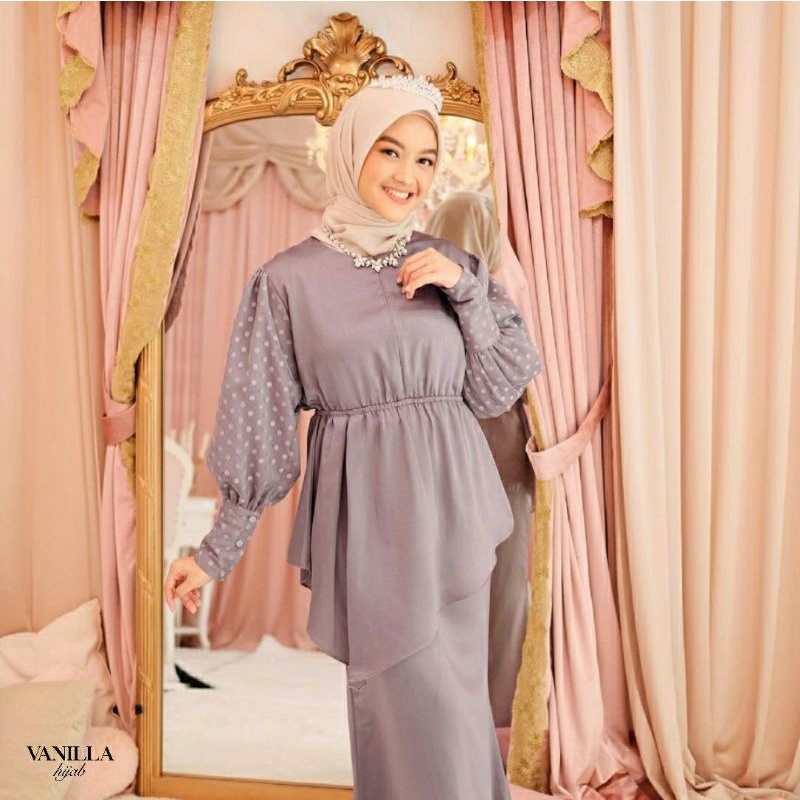 NEW DAPHNE BLOUSE ASH SIZE S by VANILLA HIJAB