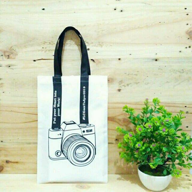 

Godiebag spoundbond 0,75 gsm size 25x10x35 custom sablon 1 sisi