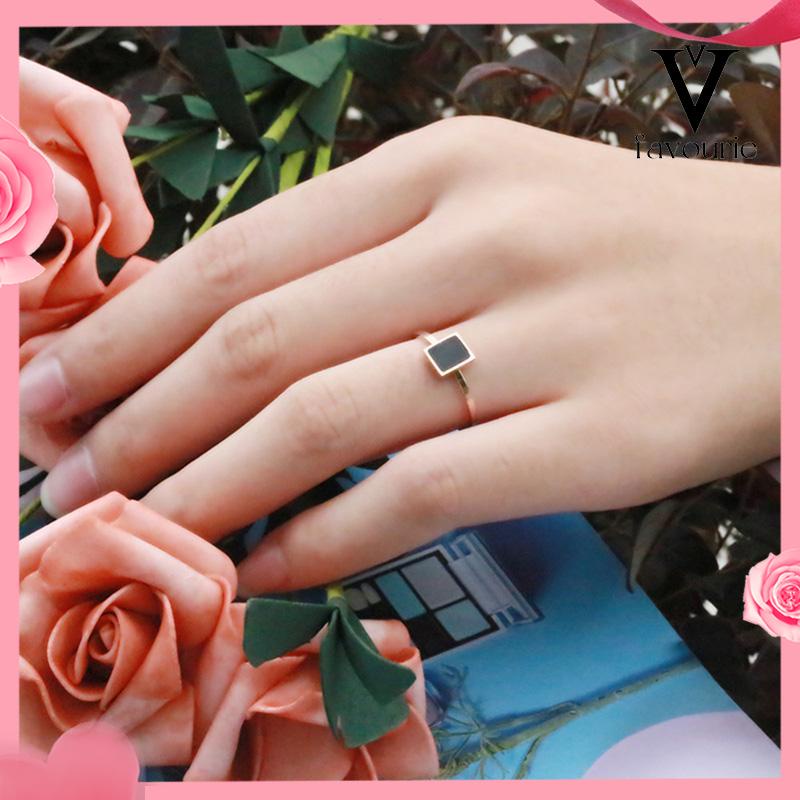 [COD]1 Pcs Fashion Cincin Titanium Wanita Kotak Hitam Pola Mawar Emas Stainless Hitam Unisex  Aksesoris-FA