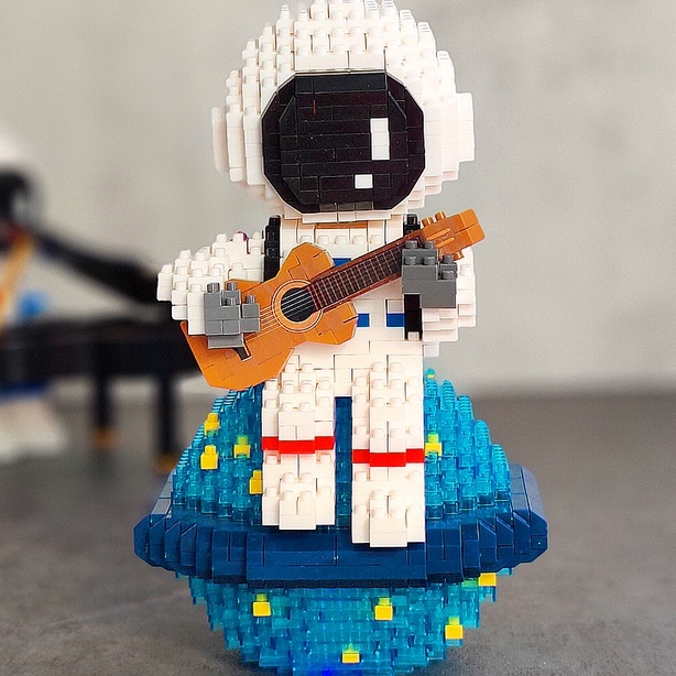 （Bisa Bersinar) Glowing Astronaut Spaceman Building Blocks Hadiah Seri Ruang Angkasa untuk Anak Laki-Laki dan Perempuan