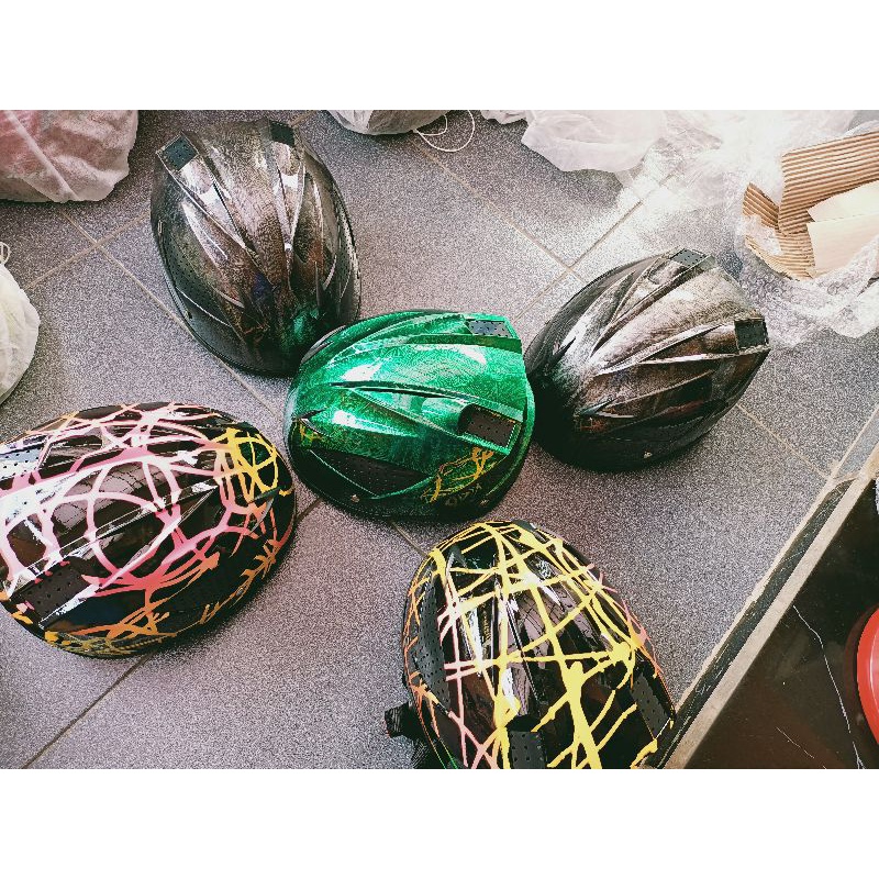 Helm sepeda aizo abstrak