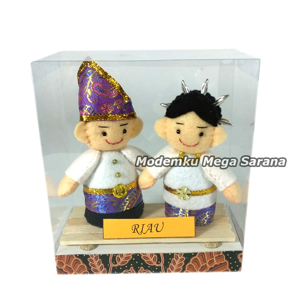 Boneka Pakaian Adat Riau