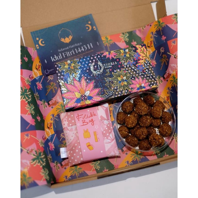 

Hampers Lebaran Scarf & Bag Tioria by Caramia - Paket F