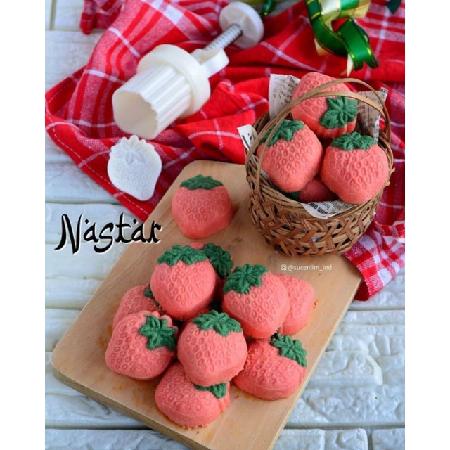 

cutter cookies strawberry