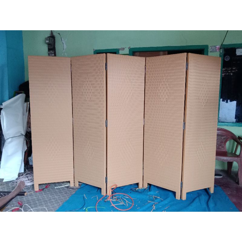 Sketsel Partisi Penyekat Ruangan Lipat Rotan Sintetis 5 daun pintu