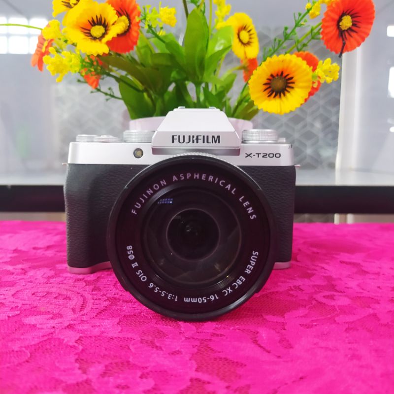 FUJIFILM XT200 Lensa Kit 16-50mm F3.5 Kamera Mirrorless  - Garansi