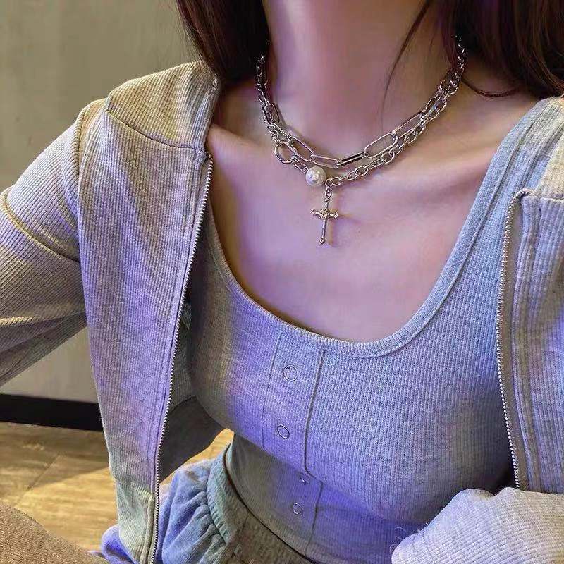 Kalung Rantai Choker Multilayer Dengan Liontin Salib Aksen Kristal Mutiara Untuk Wanita