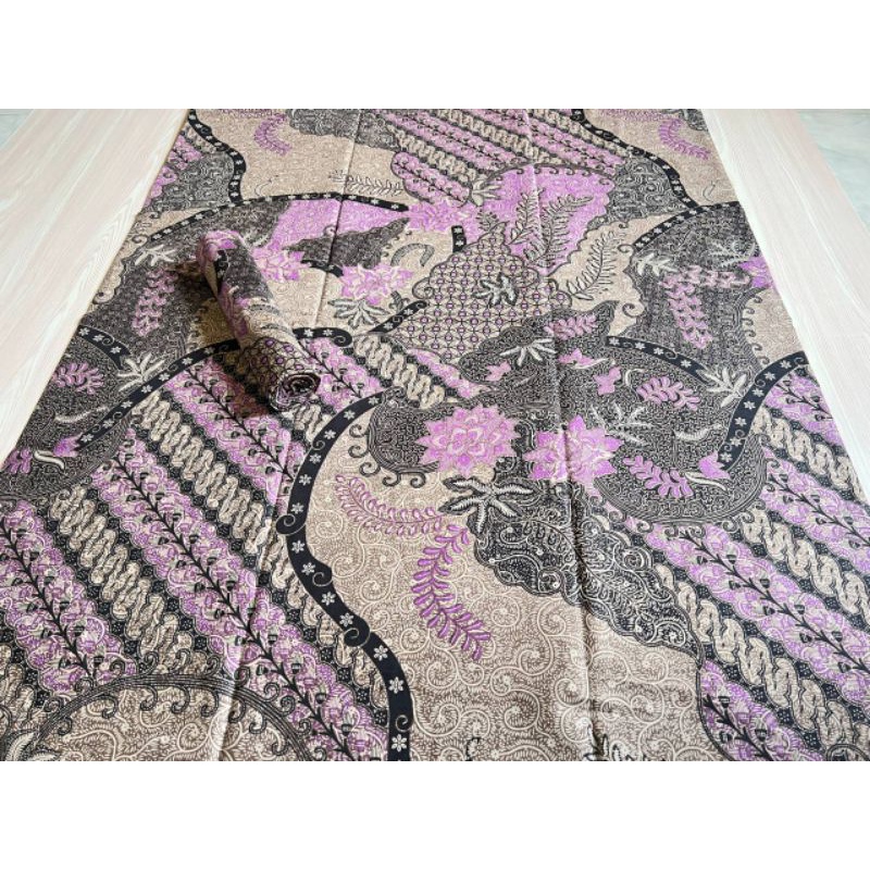 Kain batik motif sekar jagad