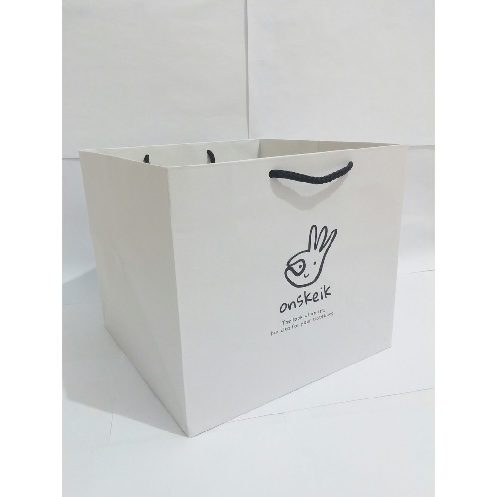 

Paper Bag Sablon Kertas Kraft Putih Sablon 1 sisi 1 Warna wadah Kotak Nasi Size 22x22x25 Murah Bagus