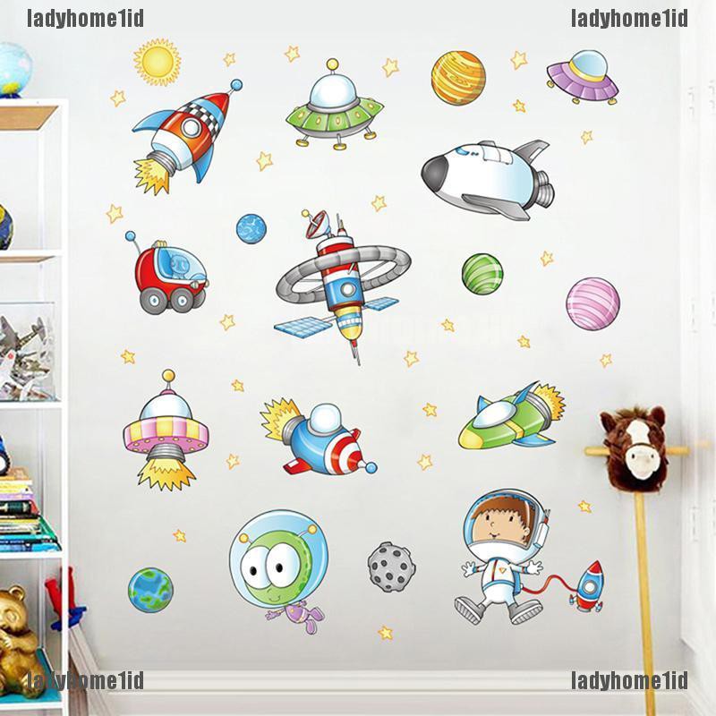 DIY Stiker Dinding dengan Bahan PVC dan Gambar Astronot 