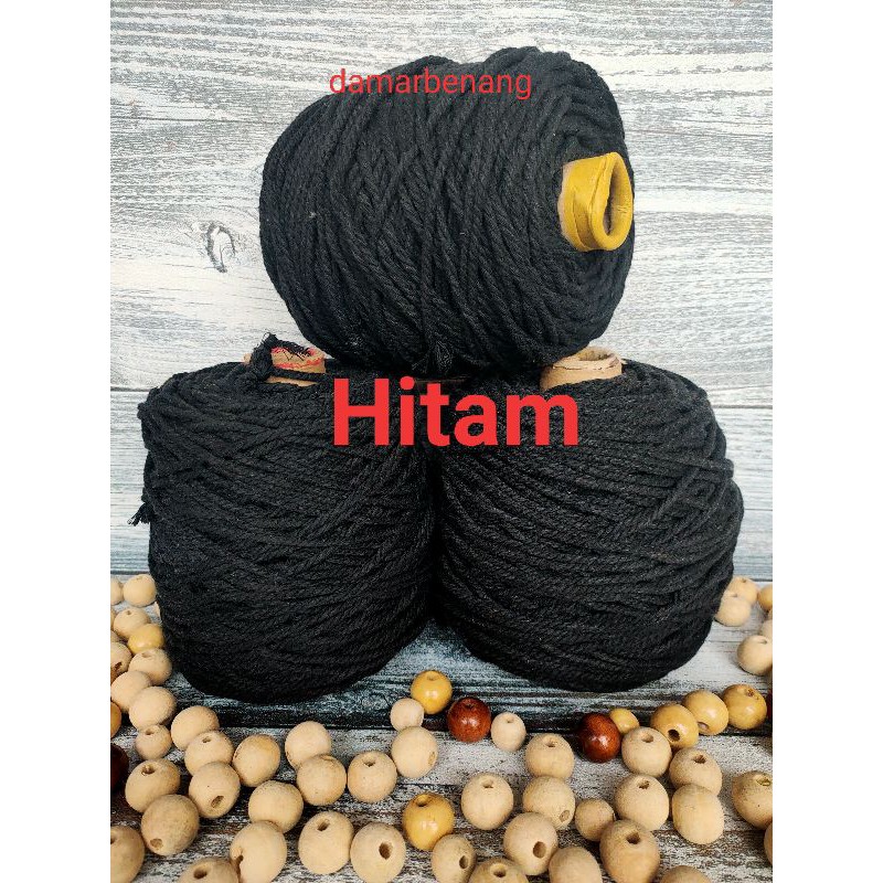 Tali katun hitam.{size 4mm}