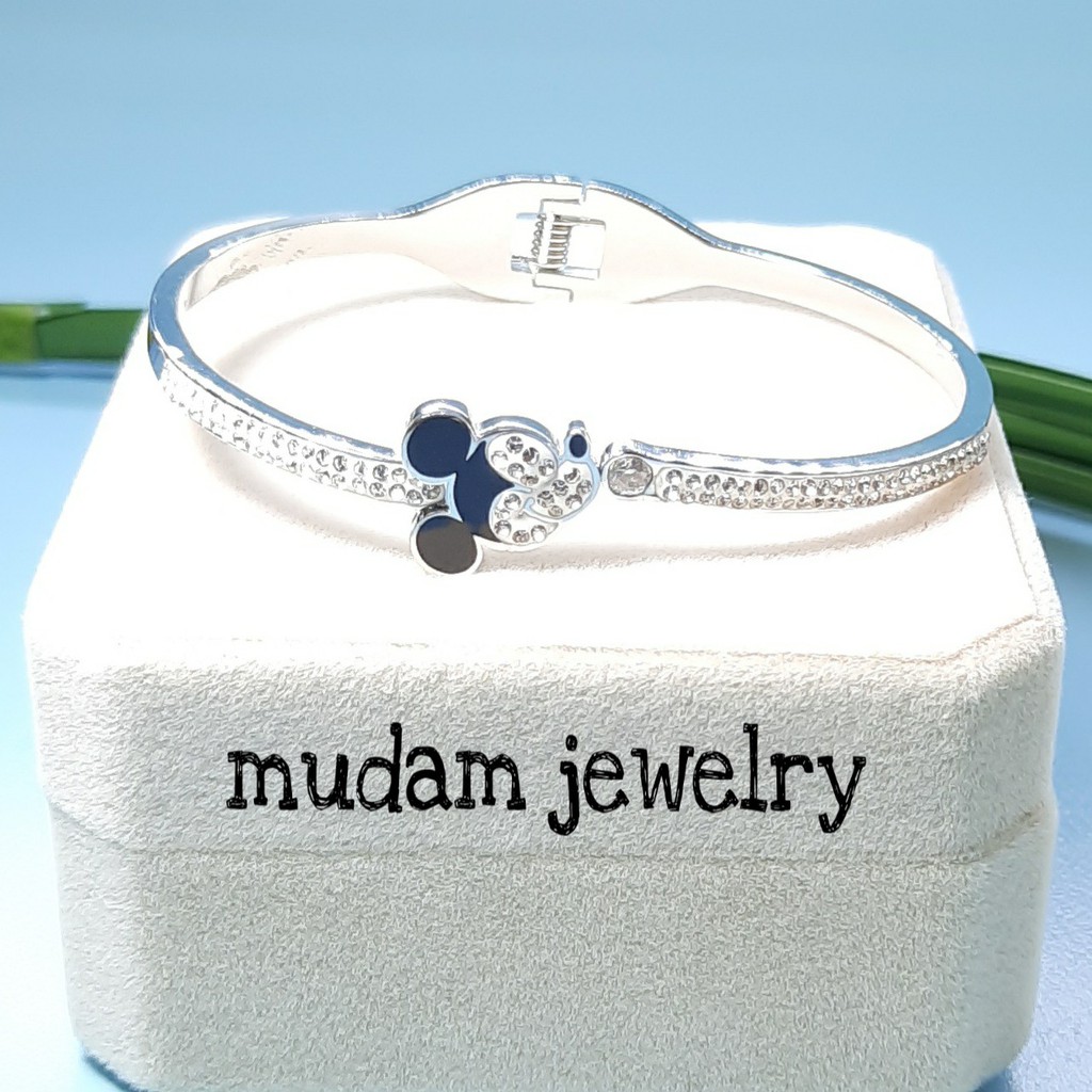 Gelang Bangle Titanium Disain Mickey Dengan Taburan Kristal Warna Gold dan Silver