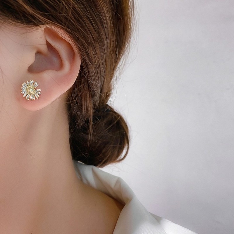 Korean fashion daisy zircon new simple flower simple earrings