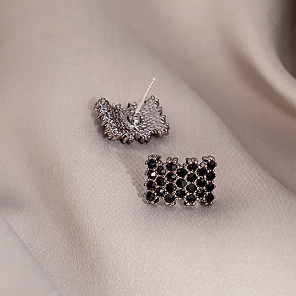 Anting Stud Bentuk Persegi Geometris Bahan Resin Warna Hitam Gaya Vintage Untuk Wanita