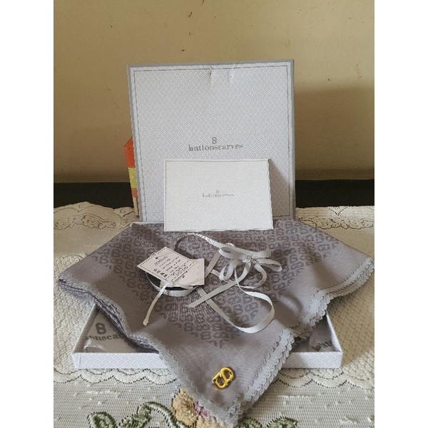 the tapis square fossil buttonscarves preloved like new