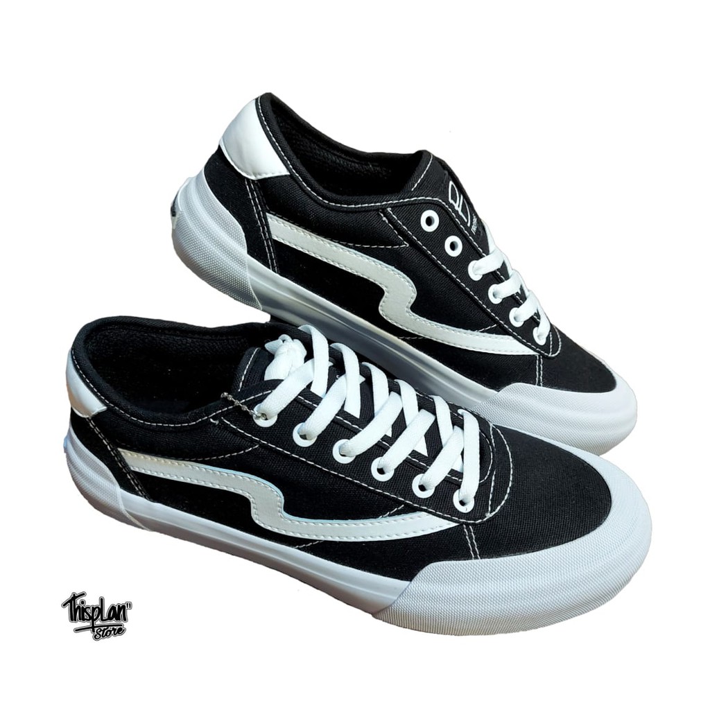 SEPATU PATROBAS IVAN LOW BLACK WHITE