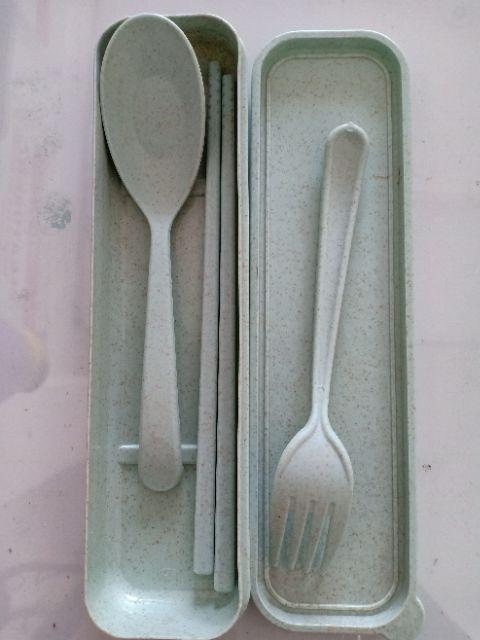 Sendok Garpu Sumpit Portabel Set Travel Cantik Bahan Jerami Gandum (ada Kotak Kerdusnya)