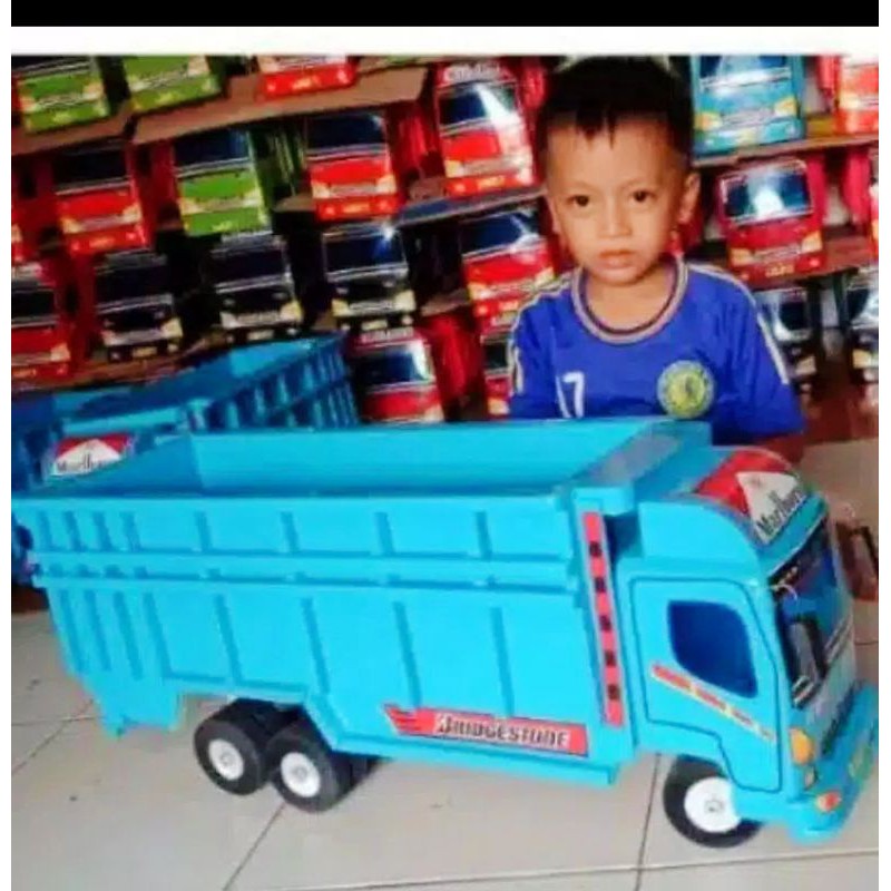 truk fuso ukurqn besar menggunakan bahan kayu berkualitas