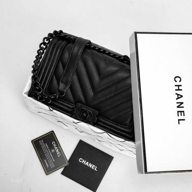 *Chanel le boy Chevron  14525  Caviar skin so black